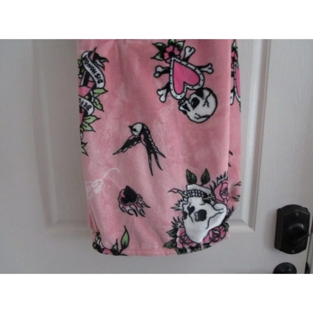 Ed Hardy Pink Plush Oversized Throw Blanket Skulls Roses Tattoo Print 60x70 Soft